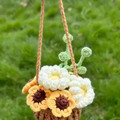 Daisy flower component in white and yellow crochet with green stem