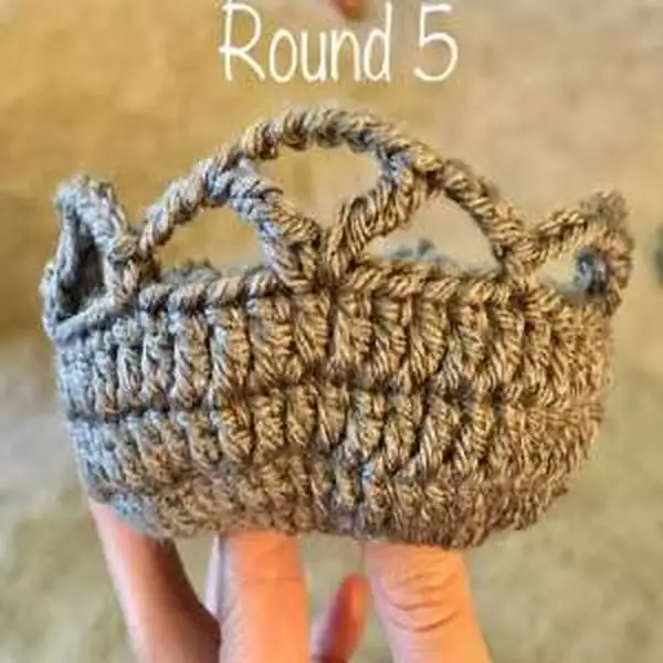 Detail photo of rounds 5-7 showing V-stitch lace and ch-3 spaces in a DK yarn amigurumi-like sample