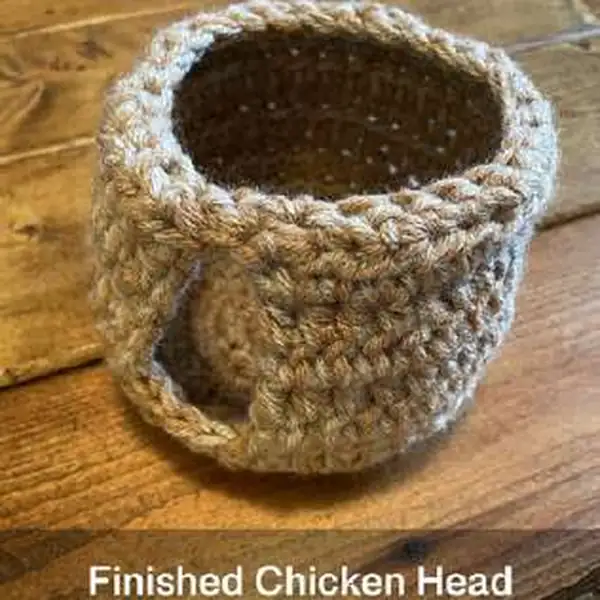 Close-up of chicken comb coaster edge with contrasting yarn