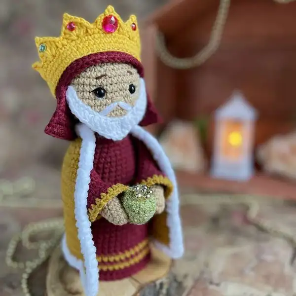 Close-up of Balthazar crown and beard