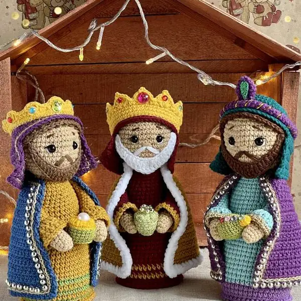 Melchior in regal mantle holding a small gift
