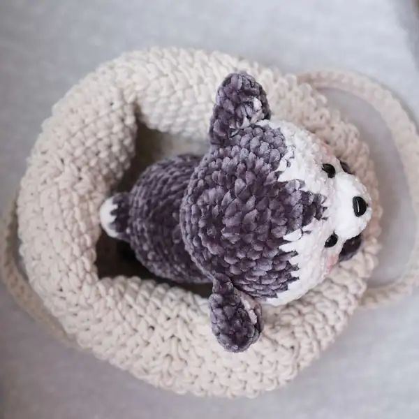 White Husky amigurumi face with safety eyes
