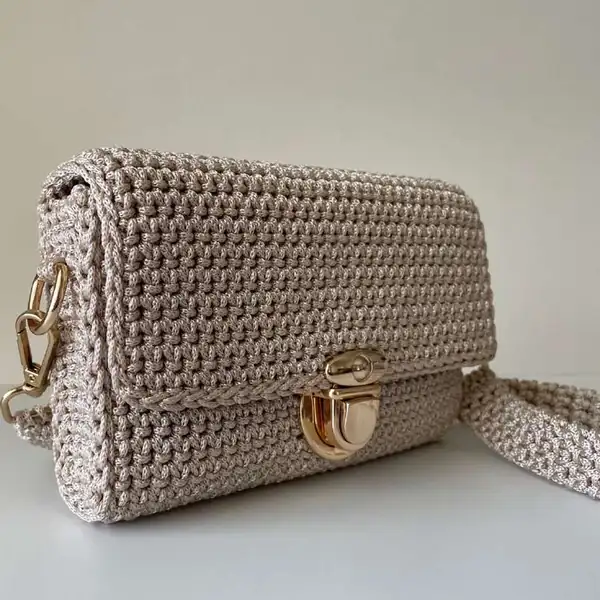 Side view of beige crochet crossbody bag showing boxed base and flap clasp close-up amigurumi is not relevant